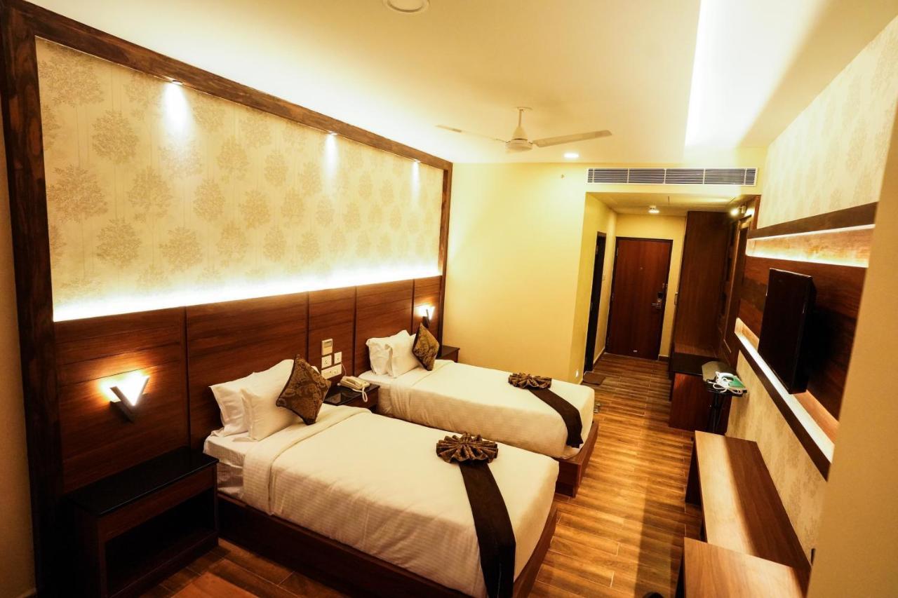 V Five Hotel Singapperumalkovil Dış mekan fotoğraf