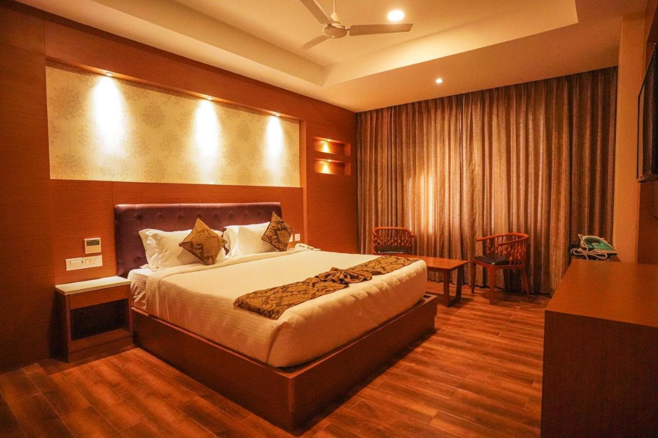 V Five Hotel Singapperumalkovil Dış mekan fotoğraf